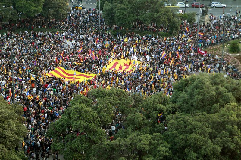Miles de personas se han concentrado esta tarde en la plaza de Catalunya de Barcelona tras conocerse la abdicación del Rey, en favor de la República, de un referéndum sobre la continuidad de la Monarquía y en apoyo de la consulta del 9 de noviembre s