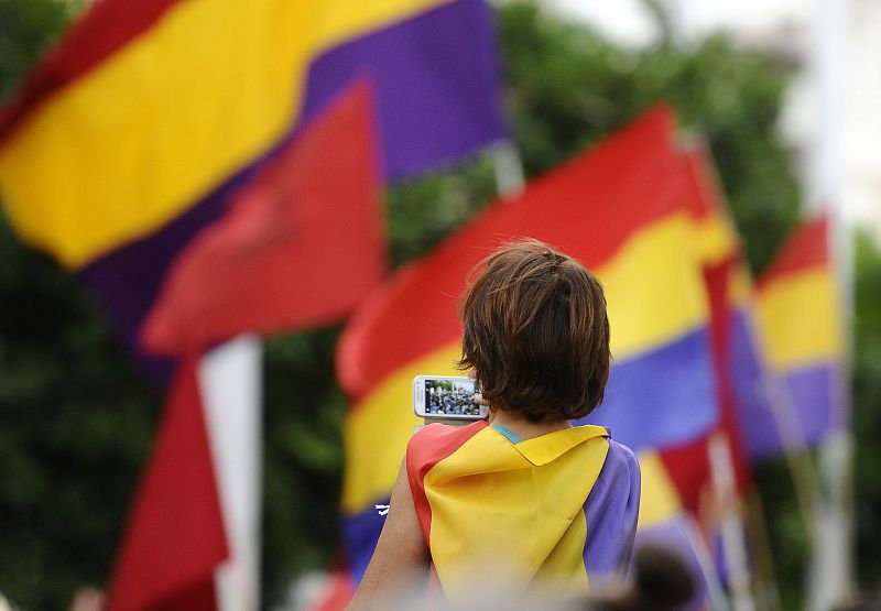 Un momento de la concentración ante las puertas del Ayuntamiento de Sevilla a favor de la República y por la celebración de un referéndum.