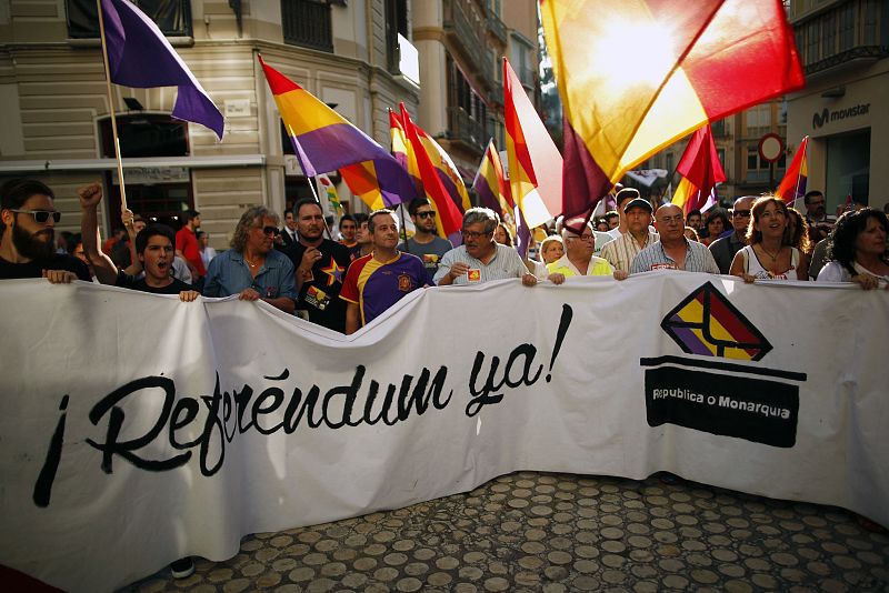 Una pancarta en la que se lee "Referéndum ya" encabeza la manifestación a favor de la consulta sobre la sucesión monárquica en Málaga