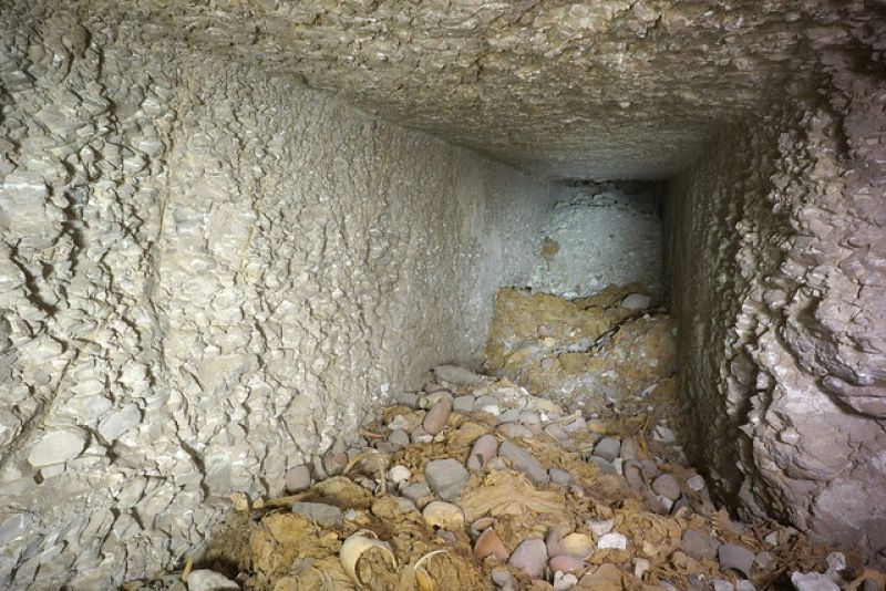 Fotografía facilitada por el Ministerio de Antigüedades de Egipto que muestra el interior de la tumba perteneciente a la enigmática dinastía XI (del periodo comprendido en torno al 2150-1990 a.C.) que ha sido descubierta por un equipo español