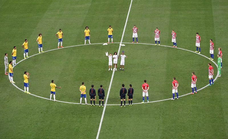 Los dos equipos aguardan al comienzo del partido y del Mundial.
