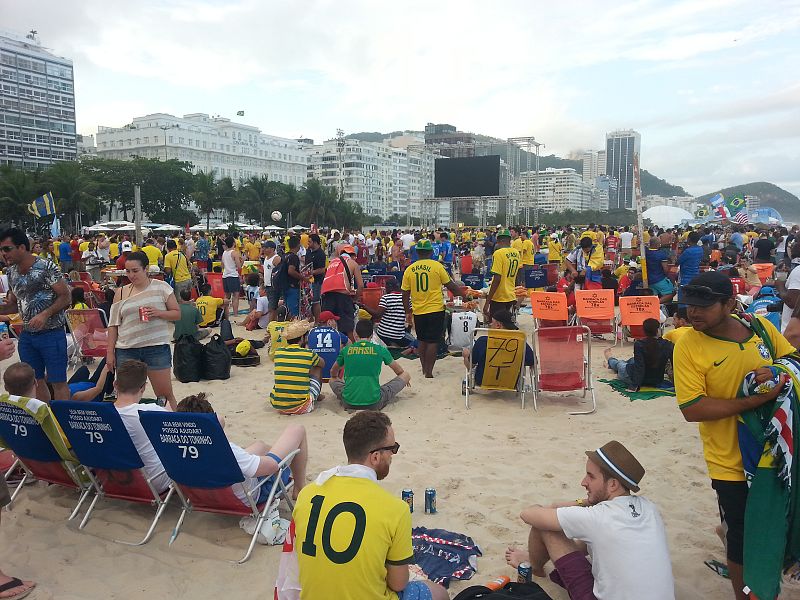 Los aficionados brasileños se preparan para ver el debut de su selección.