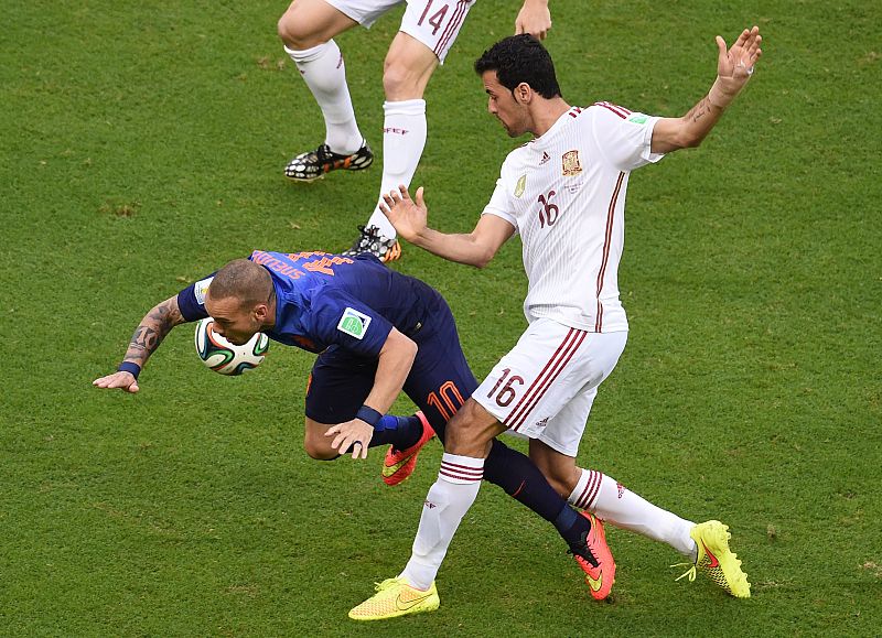 Wesley Sneijder (I) cae ante Sergio Busquets (D).