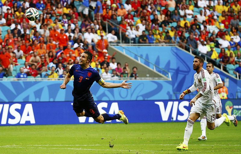 Momento en el que Van Persie golpea el balón con la cabeza para poner el 1-1 en el marcador con un golazo.