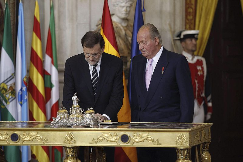 El presidente del Gobierno refrenda la ley orgánica de abdicación