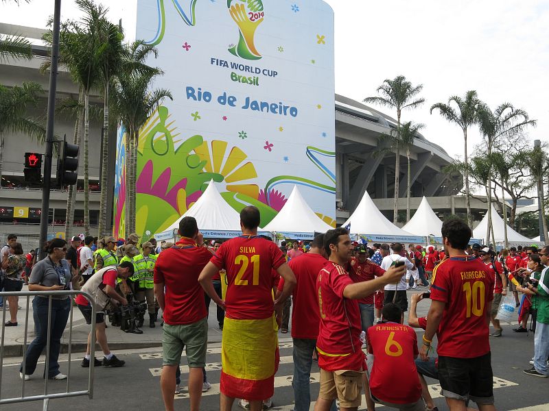 Un grupo de españoles contempla el estadio de Maracaná.