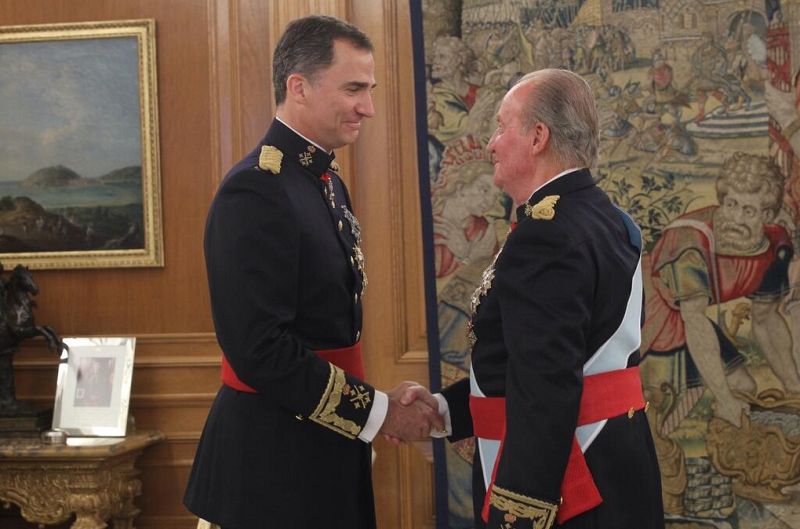 Padre e hijo se emocionan en el momento en el que el nuevo Rey recibe la Faja de Capitán General