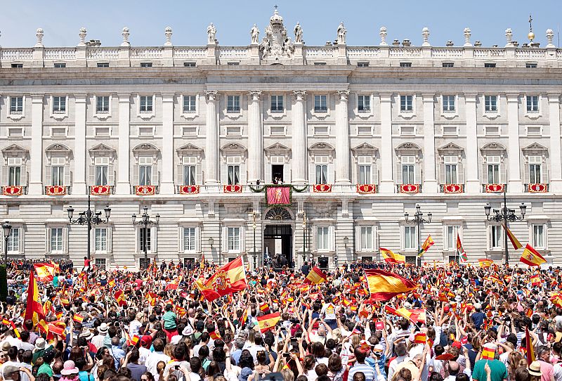La plaza de Oriente estaba a rebosar de ciudadanos que han acudido a saludar a la familia real.
