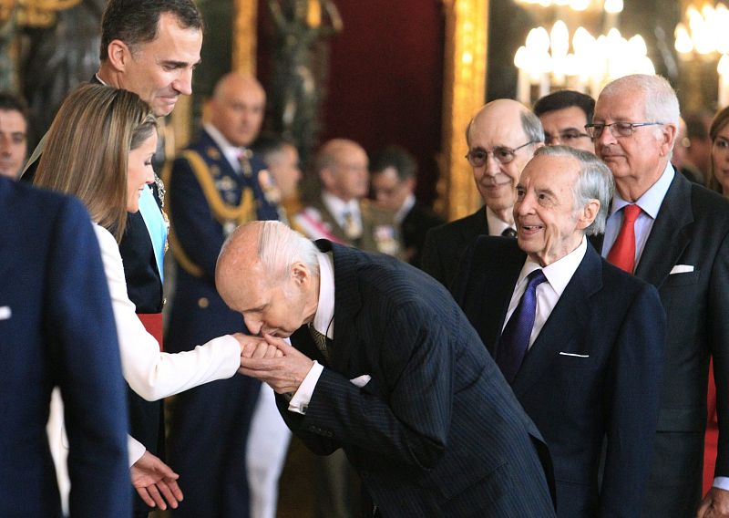 Los reyes Felipe VI y Letizia saludan al científico español Santiago Grisolía, en presencia del economista José Ángel Sánchez Asiaín