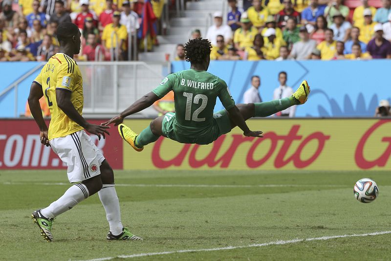 El delantero marfileño Wilfried Bony (d) ante el defensa colombiano Cristian Zapata