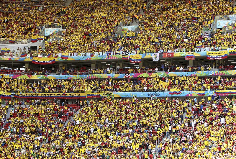 Aficionados colombianos durante el partido Colombia-Costa de Marfil, del Grupo C