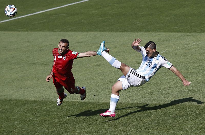 Agüero intenta un remate acrobático ante el iraní Hosseini