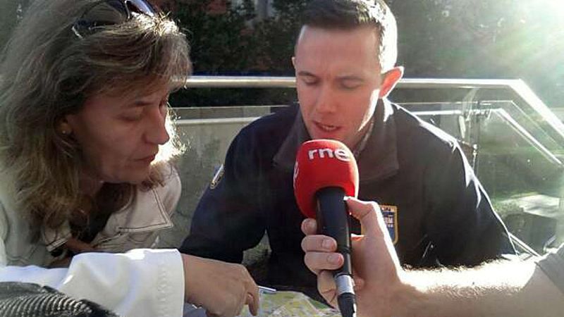 El guía Garry Warren y Esther García Tierno examinan el plano de Limerick
