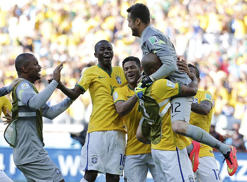 El portero Julio César celebra con sus compañeros la victoria de Brasil.