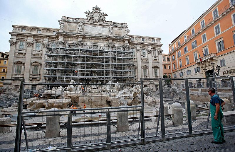 Una pasarela permite a los turistas seguir la restauración de la Fontana de Trevi