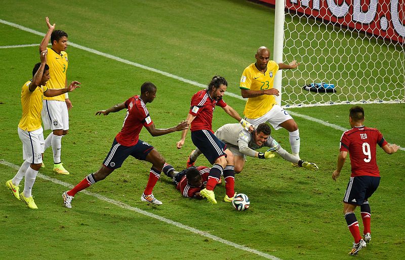 Yepes se dispone a marcar para Colombia un gol, que sería anulado por fuera de juego
