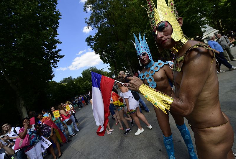 Miles de personas participan en la manifestación estatal anual del Orgullo Gay.