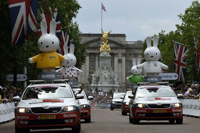 Coches del Tour 1014 pasan con el Palacio de Buckingham en Londres durante la tercera etapa.