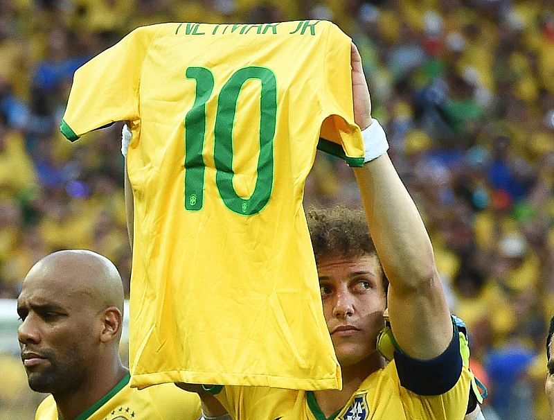 David Luiz muestra la camisa de Neymar, lesionado.