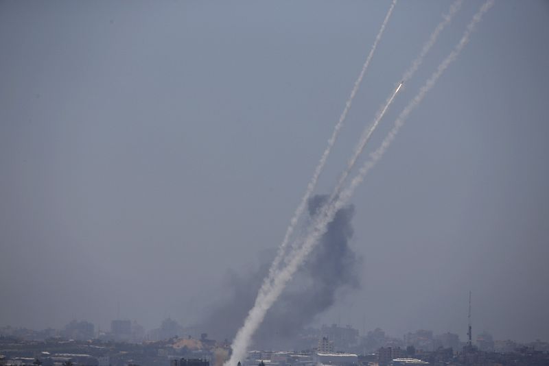 El rastro de humo de un cohete lanzado hacia Israel desde el norte de la Franja de Gaza