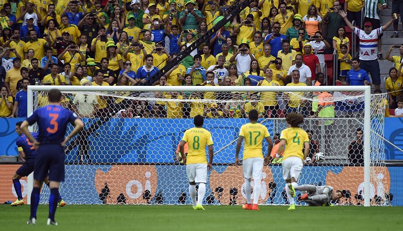 Van Persie transforma el penalti que da al 0-1 a Holanda