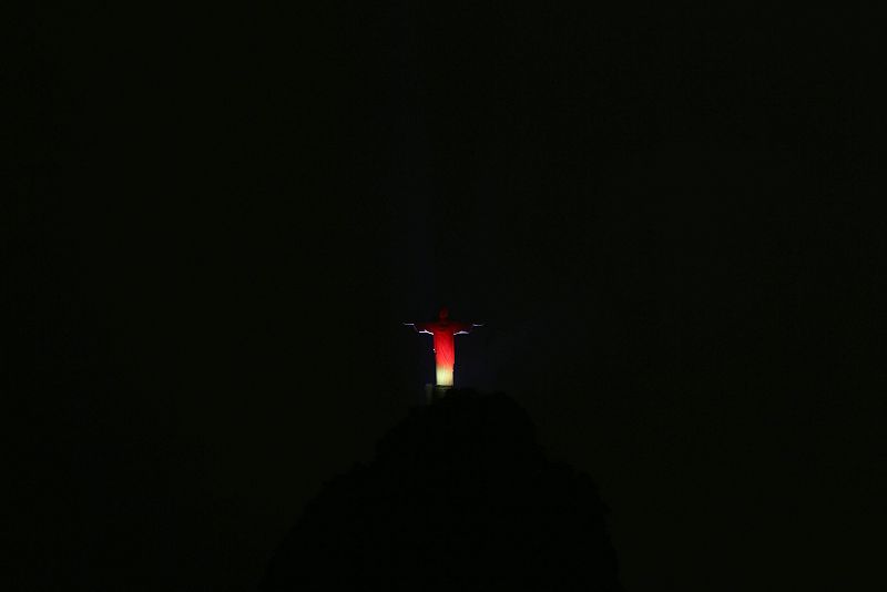 El Cristo Redentor de Río de Janeiro luce con los colores del actual campeón del mundo de fútbol, Alemania, que ha logrado su cuarta copa y ha sido el primer equipo europeo en ganar en América.