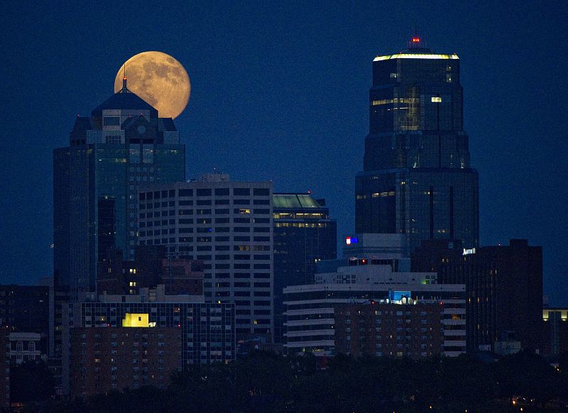 La luna de perigeo vista entre los edificios de Kansas City (Missouri, EE. UU.).
