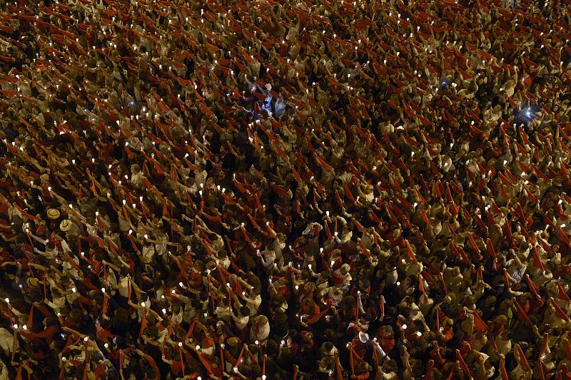 Cientos de personas se dan cita para poner punto y final a las fiestas de San Fermín y comenzar la cuenta atrás para las del próximo año.