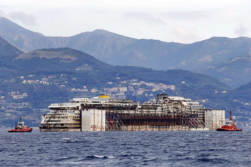 El viento retrasa la llegada del Costa Concordia a Génova