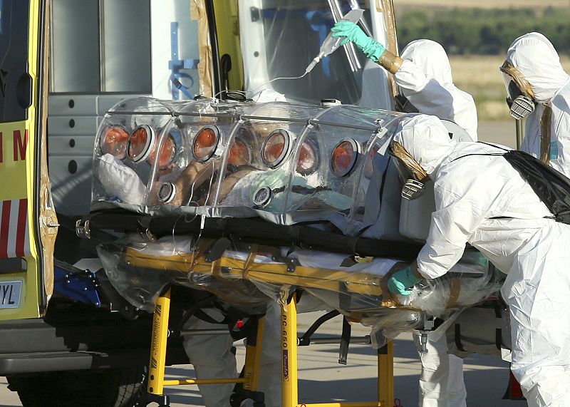 EL MISIONERO ESPAÑOL INFECTADO DE ÉBOLA LLEGA A MADRID