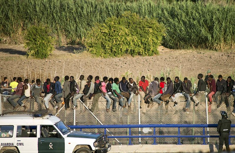 Media centenar de inmigrantes se ha encaramado a la valla