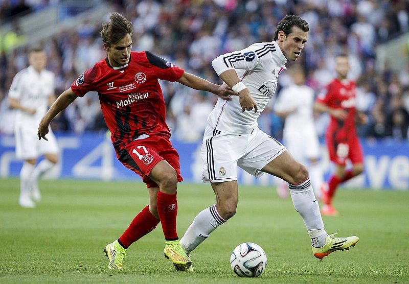 El galés del Real Madrid Gareth Bale (d) disputa el balón con Denis Suárez, del Sevilla CF.