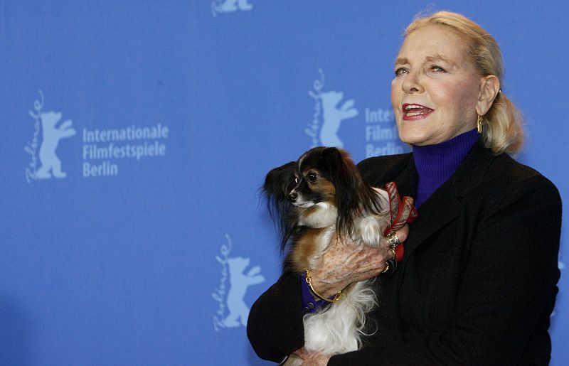 Lauren Bacall posa con su perro Sophie en la presentación de su película "The Walker" durante la 57ª Berlinale en 2007