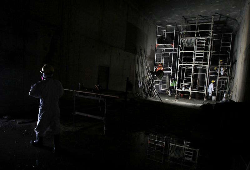 Trabajadores realizan labores en un túnel de intercambio de agua en el sector Pacífico de la vía interoceánica