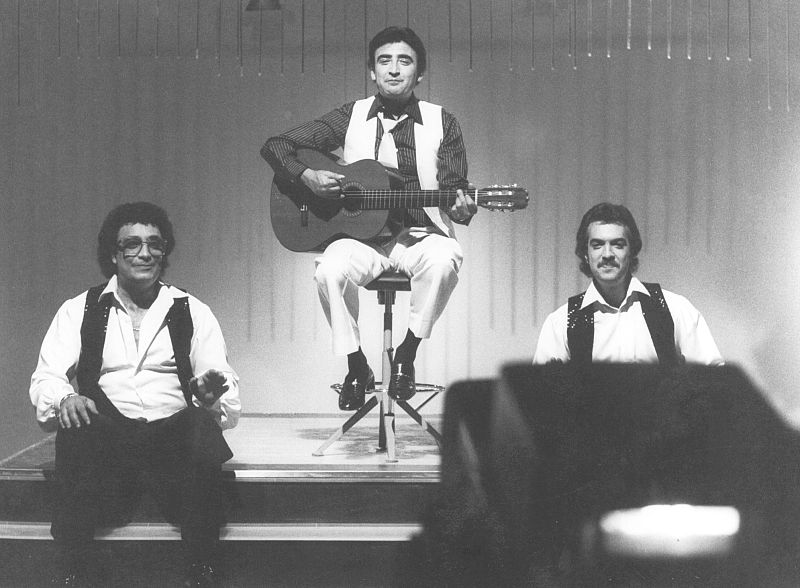 Peret, actuando en un plató de televisión