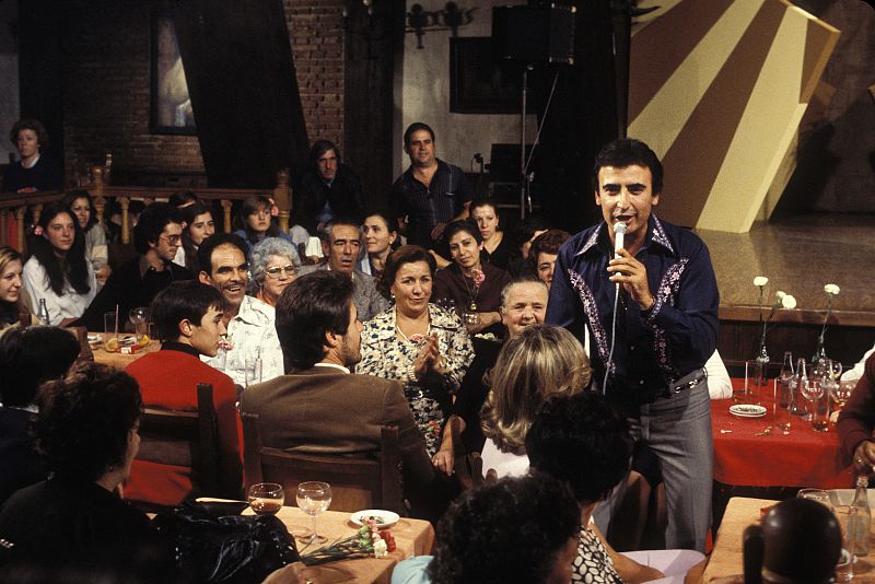 Peret actuando entre el público del programa "Cantares" en el Corral de la Pacheca, en Madrid, en 1978.