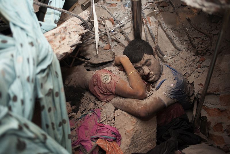 Taslima Akhter, tercer premio noticias de actualidad. Abrazo final, víctimas del derrumbamiento del Rana Plaza