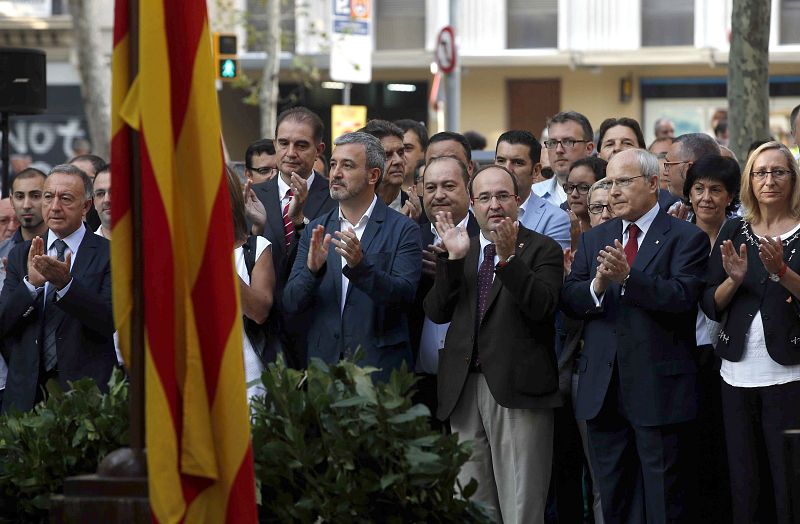 Los dirigentes del PSC con su secretario general, Miquel Iceta, al frente, durante la ofrenda floral al monumento a Rafael de Casanova.
