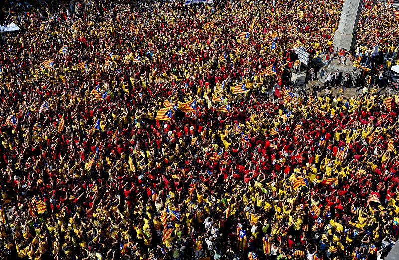 Cientos de personas se han preparado desde primera hora de la tarde para formar una 'V' gigante
