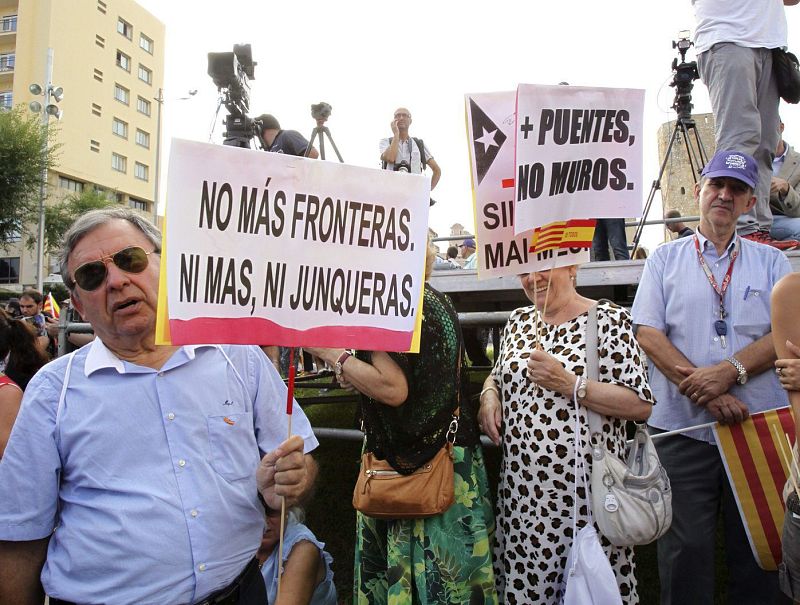 MANIFESTANTES CLAMAN EN TARRAGONA CONTRA LA CONSULTA DEL 9N