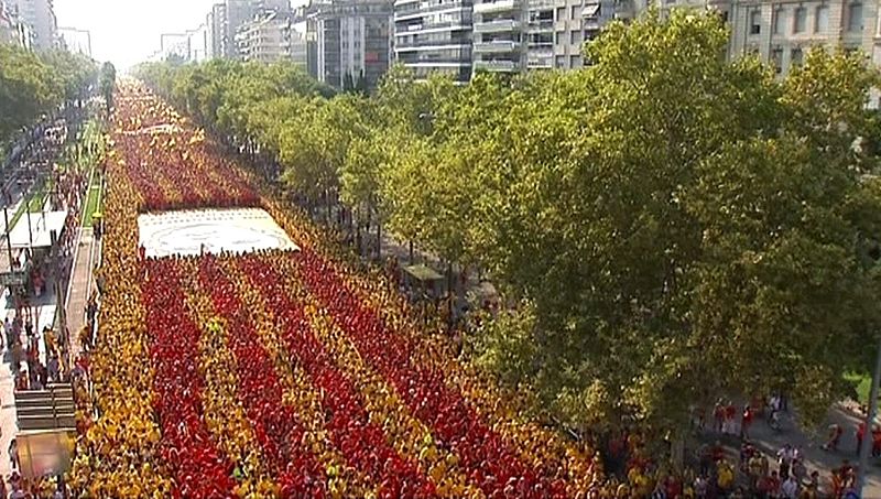MILES DE PERSONAS FORMAN UNA UVE EN BARCELONA A FAVOR DE LA CONSULTA SOBERANISTA