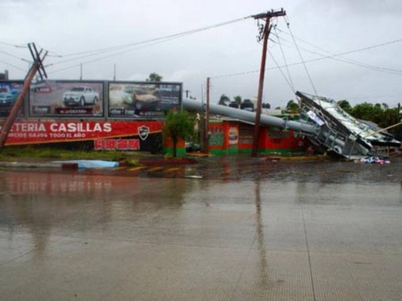 La tormenta ha provocado importantes daños materiales. Postes eléctricos tumbados en La Paz, Baja California