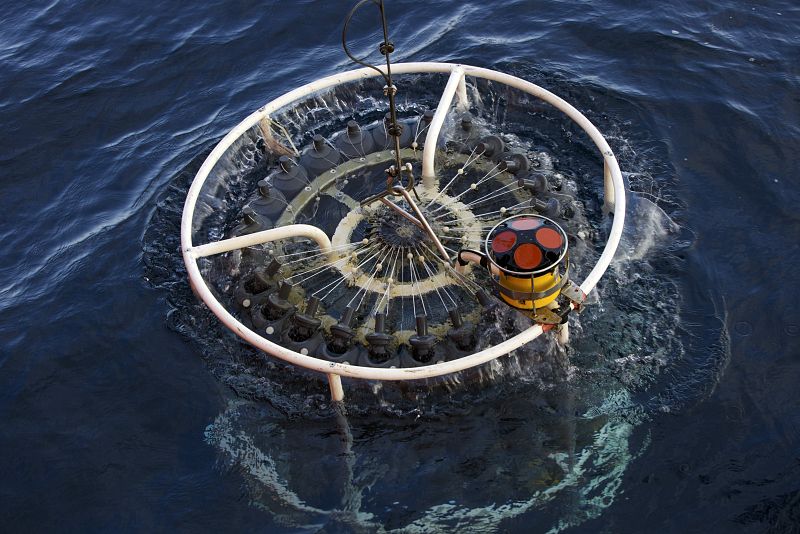 La roseta, un instrumento oceanográfico para recoger muestras, entrando en el agua.