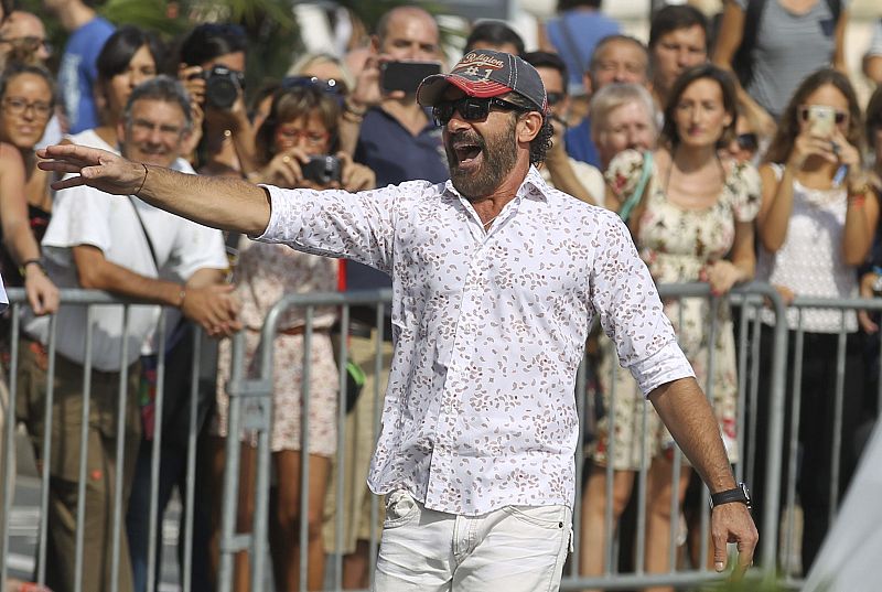 El actor malagueño Antonio Banderas saluda a sus admiradores a su llegada a San Sebastián.