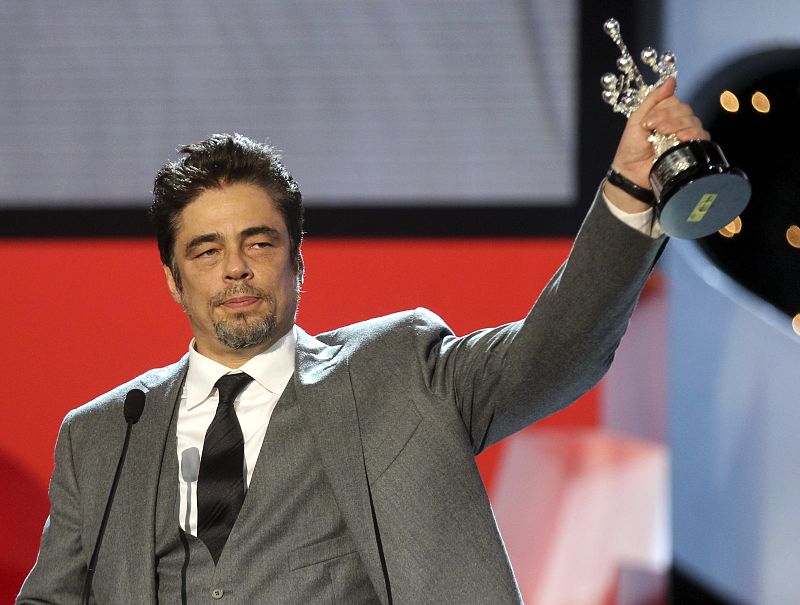 El actor puertorriqueño Benicio del Toro sostiene el premio Donostia, recibido en la 62 edición del Festival Internacional de Cine de San Sebastián, en reconocimiento a su carrera