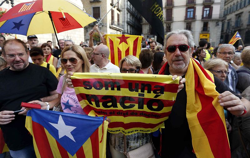 FIRMA DEL DECRETO DE CONVOCATORIA DE LA CONSULTA INDEPENDENTISTA