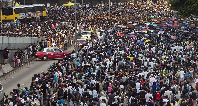 Decenas de miles de manifestantes se concentran por séxto día consecutivo en Hong Kong.