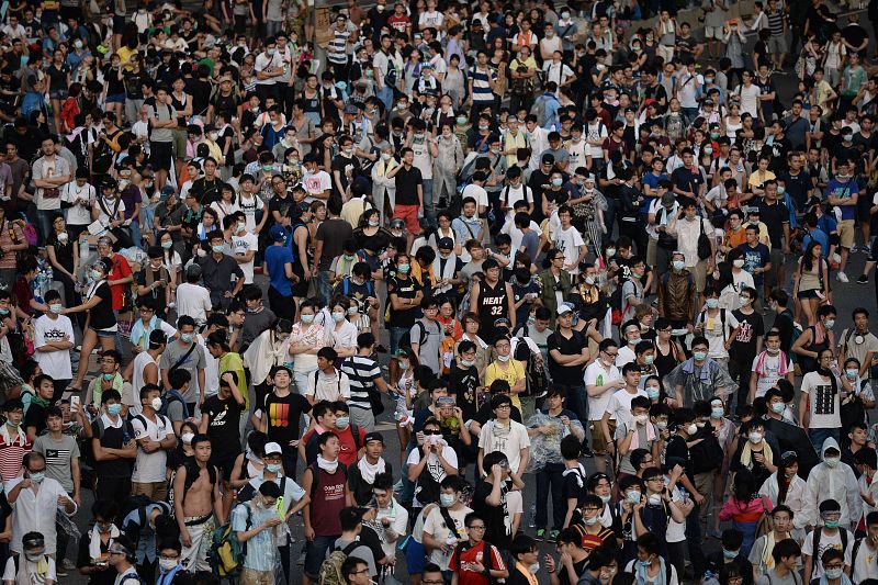 Los manifestantes descansan tras toda una noche de protestas a las puertas de la sede del Gobierno de Hong Kong.