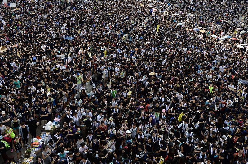 Manifestantes pro-democrcia cerca de la sede del Gobierno de Hong Kong, el lunes 29 de septiembre