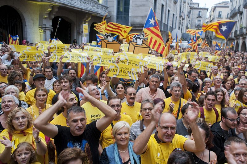 MILES DE PERSONAS LLENAN LA PLAZA DEL VI DE GIRONA EN CONTRA DE LA SUSPENSIÓN DE LA CONSULTA